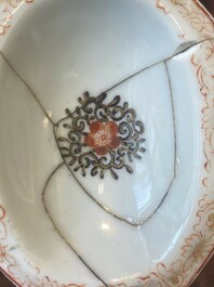 Een paar Chinese blauw-witte vazen en vier zoutvaten in blauw-wit, famille rose en Imari-stijl, Kangxi/Qianlong