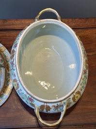 Een Chinese Canton famille rose dekselterrine  met bijbehorend bord, 19e eeuw