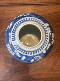 Een paar Chinese blauw-witte dekselvazen en drie potten, 19e eeuw