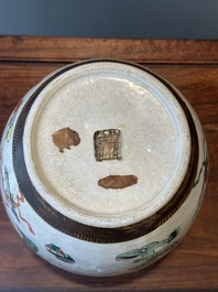 Une paire de pots et un plat en porcelaine de Chine famille rose de Nankin, marque de Chenghua, 19&egrave;me