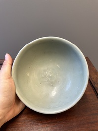 Vase de forme bouteille et deux bols en porcelaine de Chine en c&eacute;ladon, Yuan/Ming