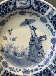 Een Chinees blauw-wit bord met 'Parasoldames' naar Cornelis Pronk, Qianlong