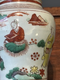 Een paar kleine Chinese wucai potten met figuren in een landschap, Transitie periode