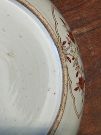 Grand plat en porcelaine de Chine wucai &agrave; d&eacute;cor figuratif et floral, marque de Jiajing, &eacute;poque Transition