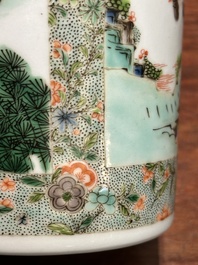 Een Chinese famille verte penselenpot met figuratief decor, 19e eeuw