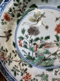 Een paar Chinese famille verte en een paar famille rose koppen en schotels, Kangxi/Yongzheng