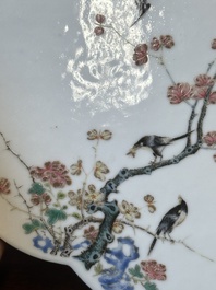 Paire de plaques en porcelaine de Chine famille rose &agrave; d&eacute;cor d'oiseaux parmi des branches fleuries, 19&egrave;me