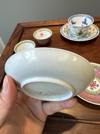 Een paar Chinese famille verte en een paar famille rose koppen en schotels, Kangxi/Yongzheng