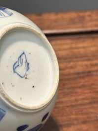 Een Chinese blauw-witte 'Lange Lijzen' theebus en deksel, conische schelp merk, Kangxi