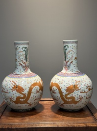 Paire de vases de forme bouteille en porcelaine de Chine famille rose &agrave; d&eacute;cor de dragons, Tongzhi/Guangxu
