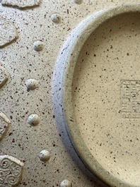 Een grote Chinese Yixing steengoed kom met reli&euml;fdecor, Qianlong merk, 18/19e eeuw