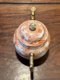 Rare th&eacute;i&egrave;re couverte en porcelaine de Chine en rouge de fer et dor&eacute; &agrave; d&eacute;cor de sc&egrave;ne europ&eacute;enne, Qianlong