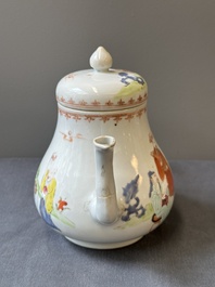 Une soupi&egrave;re couverte sur son support en porcelaine de Chine famille rose &agrave; d&eacute;cor mandarin et une th&eacute;i&egrave;re couverte, Qianlong