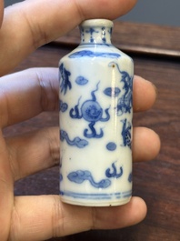 Zes Chinese blauw-witte snuifflessen, 19de eeuw
