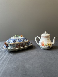 Une soupi&egrave;re couverte sur son support en porcelaine de Chine famille rose &agrave; d&eacute;cor mandarin et une th&eacute;i&egrave;re couverte, Qianlong