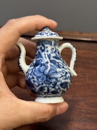 Deux vases, deux pichets miniatures et une bo&icirc;te &agrave; th&eacute; en porcelaine de Chine en bleu et blanc, Kangxi