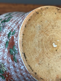 Een kleine Chinese wucai pot met floraal decor, Transitie periode