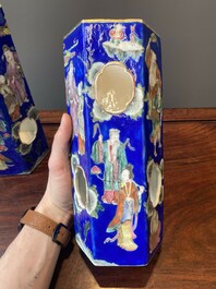Paire de rares porte-chapeaux en porcelaine de Chine famille rose sur fond bleu &agrave; d&eacute;cor de 'huit immortels', marque et &eacute;poque de Tongzhi