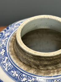Pot couvert en porcelaine de Chine en bleu et blanc &agrave; d&eacute;cor floral, Kangxi