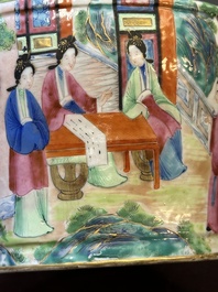 Twee fijne Chinese Canton famille rose theepotten, 19e eeuw