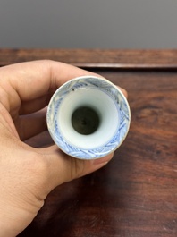 Deux coupes &agrave; pied et quatre vases miniatures de forme 'gu' en porcelaine de Chine en bleu et blanc, Kangxi
