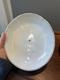 Une terrine couverte &agrave; deux compartiments et une assiette monogramm&eacute;e en porcelaine de Chine famille rose de Canton, 19&egrave;me