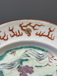 Une cruche en porcelaine de Chine famille rose sur fond vert  &agrave; d&eacute;cor de dragons et un plat &agrave; decor 'sept sages' et &agrave; bord de dragons, 19&egrave;me