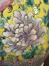 Een paar Chinese famille rose 'hu' vazen met gele fondkleur voor de Straits of Peranakan markt, 19e eeuw