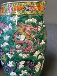Une cruche en porcelaine de Chine famille rose sur fond vert  &agrave; d&eacute;cor de dragons et un plat &agrave; decor 'sept sages' et &agrave; bord de dragons, 19&egrave;me