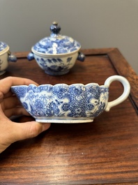 Paire de sauci&egrave;res et terrines couvertes en porcelaine de Chine en bleu et blanc, Qianlong