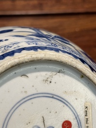 Pot couvert en porcelaine de Chine en bleu et blanc &agrave; d&eacute;cor floral, Kangxi