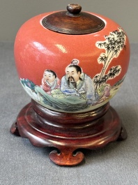 Groupe de trois objets de bureau d'&eacute;rudit en porcelaine de Chine famille rose, marque de Qianlong, 19/20&egrave;me
