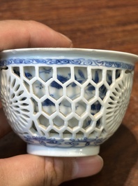 Een zeldzame Chinese opengewerkte dubbelwandige blauw-witte kop, Kangxi