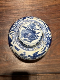 Pot couvert en porcelaine de Chine en bleu et blanc &agrave; d&eacute;cor floral, Kangxi