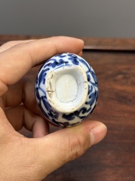 Deux vases, deux pichets miniatures et une bo&icirc;te &agrave; th&eacute; en porcelaine de Chine en bleu et blanc, Kangxi
