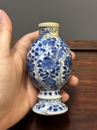 Vijf Chinese blauw-witte vazen, Kangxi