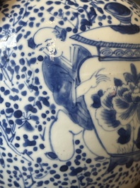 Een paar Chinese blauw-witte dekselvazen en drie potten, 19e eeuw