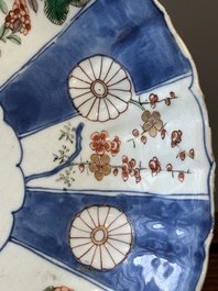 A Chinese verte-Imari dish with floral decor, Kangxi