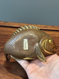Bo&icirc;te couverte en bronze partiellement dor&eacute;e figurant Ebisu sur une dorade, Japon, sign&eacute;e Miyao Zo, Meiji, vers 1880