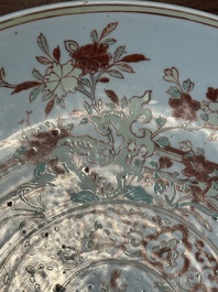 Grand plat en porcelaine de Chine wucai &agrave; d&eacute;cor figuratif et floral, marque de Jiajing, &eacute;poque Transition