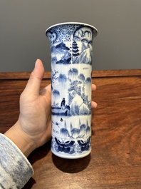 Garniture de cinq vases en porcelaine de Chine en bleu et blanc &agrave; d&eacute;cor de paysage, 19&egrave;me