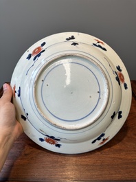 Plat en porcelaine Imari du Japon &agrave; d&eacute;cor de carpes, Edo, 17&egrave;me