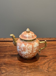 Rare th&eacute;i&egrave;re couverte en porcelaine de Chine en rouge de fer et dor&eacute; &agrave; d&eacute;cor de sc&egrave;ne europ&eacute;enne, Qianlong