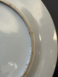 Une cruche en porcelaine de Chine famille rose sur fond vert  &agrave; d&eacute;cor de dragons et un plat &agrave; decor 'sept sages' et &agrave; bord de dragons, 19&egrave;me