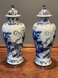 Paire de vases couverts en porcelaine de Chine en bleu, blanc et rouge de cuivre, marque de Kangxi, 19&egrave;me