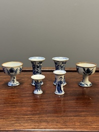 Deux coupes &agrave; pied et quatre vases miniatures de forme 'gu' en porcelaine de Chine en bleu et blanc, Kangxi