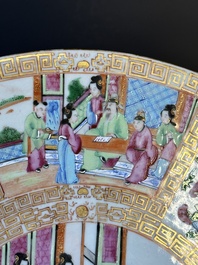 Twee Chinese Canton famille rose schotels met figuratief decor, 19e eeuw