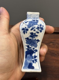 Deux vases, deux pichets miniatures et une bo&icirc;te &agrave; th&eacute; en porcelaine de Chine en bleu et blanc, Kangxi