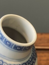Een paar Chinese blauw-witte vazen en vier zoutvaten in blauw-wit, famille rose en Imari-stijl, Kangxi/Qianlong