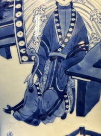 Vase en porcelaine de Chine en bleu et blanc &agrave; d&eacute;cor des 'Longues Dames', Kangxi